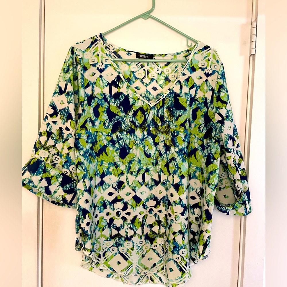 Chic blue green V neck 3/4 sleeve blouse. X Large.